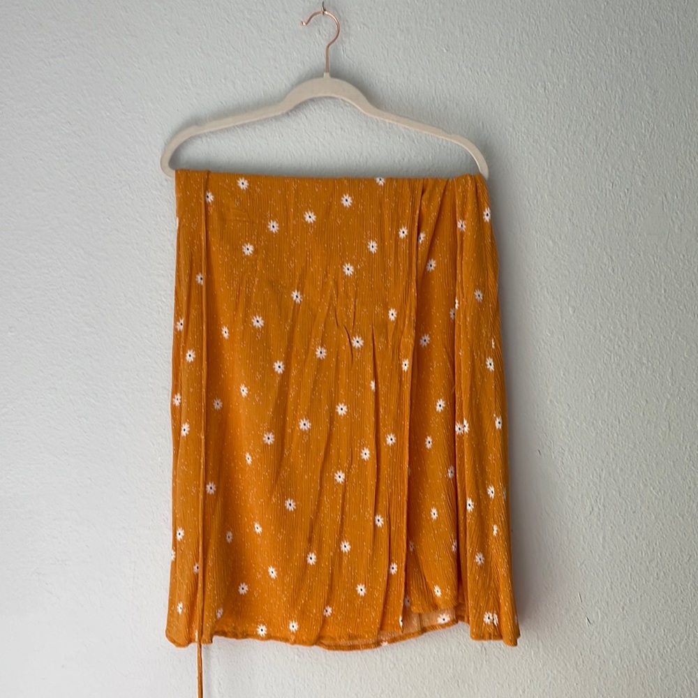 Daisy pattern wrap skirt